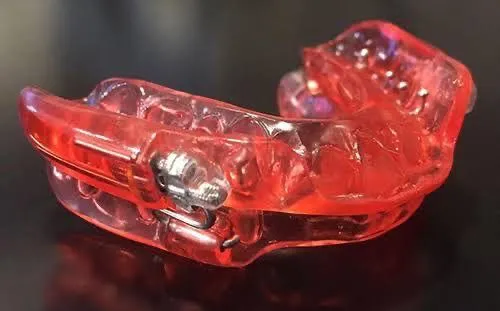 Dispositivo intraoral vermelho para tratamento de apneia