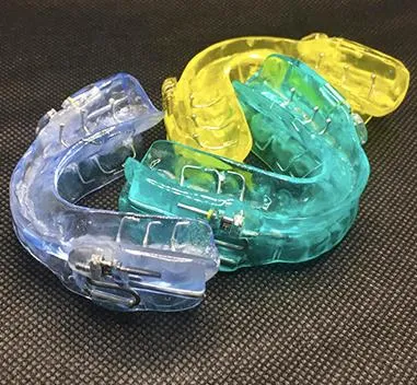 Variedade de dispositivos intraorais para odontologia do sono